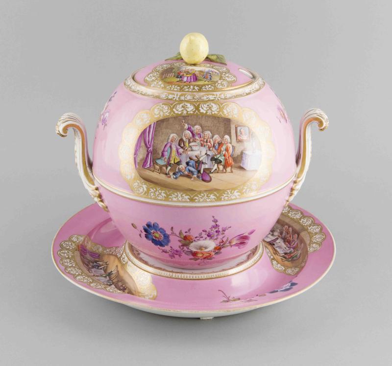 2106 Bowle auf Presentoir, Meissen, Marke 1850-1924, 2 Limit: 1.400,- EUR  Bowle auf Presentoir, Meissen, Marke 1850-1924, 2. W., Kugelkorpus mit seitlichen Handhaben in Gestalt von Akanthusblättern, Deckel mit Zitrone als Knauf, polychrome Malerei