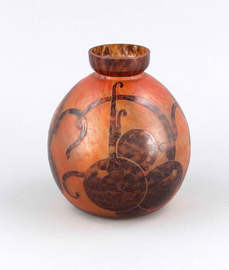 2816 Kugelvase, Le Limit: 300,- EUR  Kugelvase, Le Verre Francais, Charles Schneider, 1920er Jahre, rotes Glas mit rotbraunem Überfang und geschnittenem Obstdekor, im Standboden sign. H. 16 cm