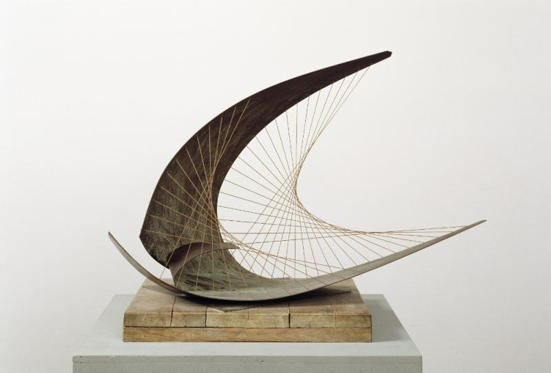 Barbara Hepworth Stringed Figure (Curlew) (Version 2) Saitenfigur (Brachvogel) (Version 2) 1956 Messing und Faden auf Holzbasis Brass and thread on wood 63,5 x 85 x 50 cm Louisiana Museum of Modern Art. Donation: Ny Carlsbergfondet / The New Carlsberg Foundation Foto: Louisiana Museum of Modern Art