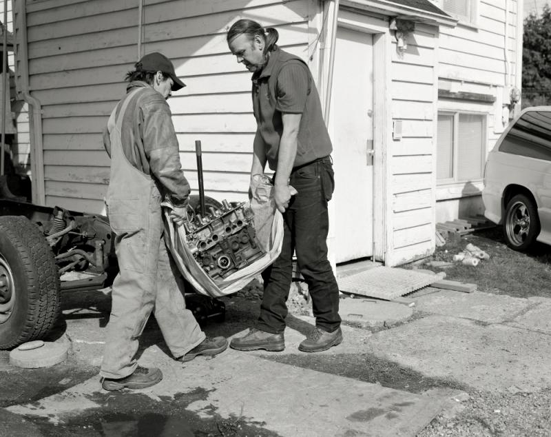 Jeff Wall Men move an engine block, 2008 Silbergelatine-Abzug 138,5 x 176,5 cm Courtesy: der Künstler