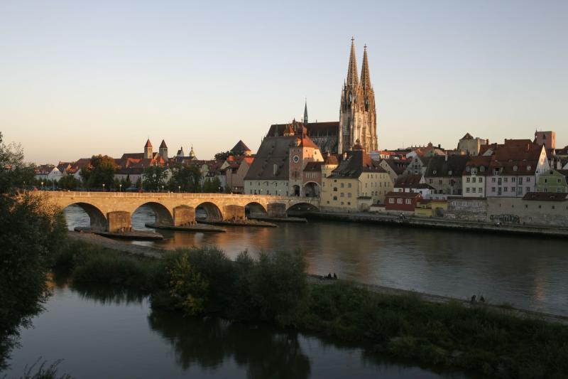 Die Steinerne Brücke über die Donau und die Regensburger Altstadt-Silhouette