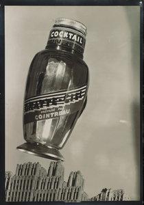 Éditions Paul - Martial, Paris Cocktail "Gratte - Ciel" Cointreau, Werbeentwurf, Juni 1931 Silbergelatine - Abzug, Fotomontage , 23.8 x 17.9 cm Kunstmuseum Basel, Kupferstichkabinett, Inv. 2012.214 Schenkung Ruth und Peter Herzog, Basel © Kunstmuseum Basel