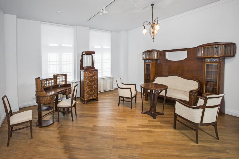 Alfred Grenander ZIMMERENSEMBLE, bestehend aus Schreibtisch, Chiffonière, Tisch, Stühlen, Sessel und Sofa mit Rückwand und Seitenschränken 1904 Holz, Email, Intarsien Bröhan-Museum, Berlin (Dauerleihgabe der Ernst von Siemens Kunststiftung) Foto: Martin Adam, Berlin