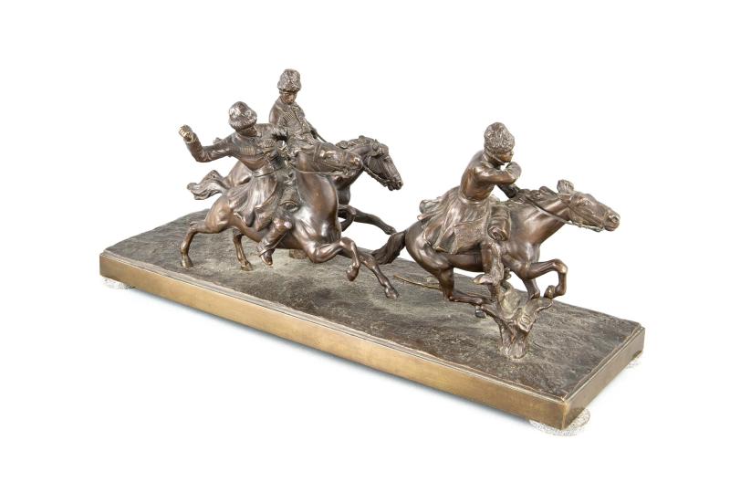 Hans Guradze (1861-1922), Berliner Bildhauer, Fgurengruppe dreier berittener Kosaken, patinierte Bronze, in der rechteckigen Plinthe sign., die Waffen/Peitschen in den erhobenen Händen fehlen, 43 x 19 x 14 cm  Limit: 4.200,- EUR