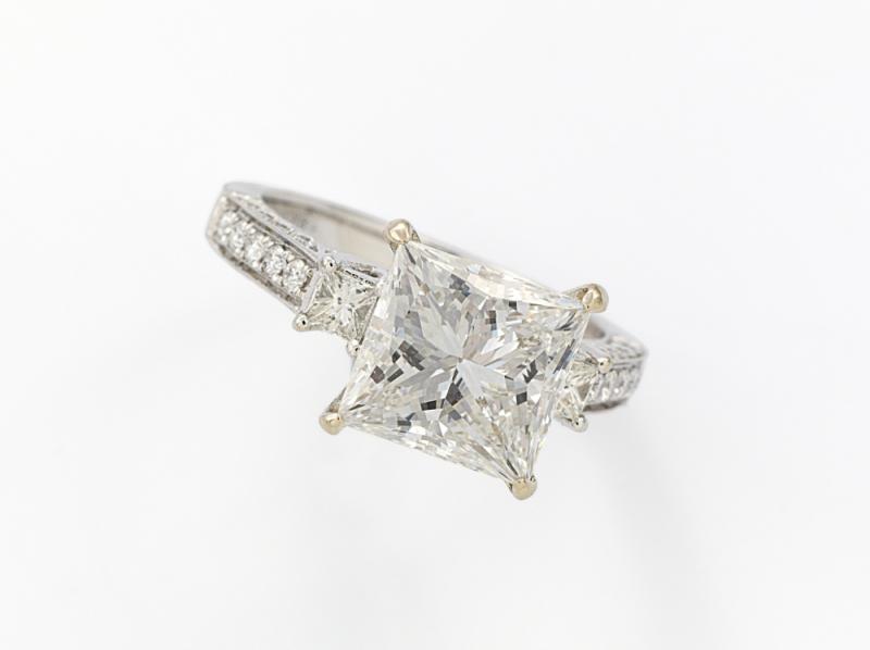 Odelia Solitaire-Ring USA, um 1990 1 Diamant im Princess-Cut ca. 4 Karat Schätzpreis: 60.000 – 70.000 Euro