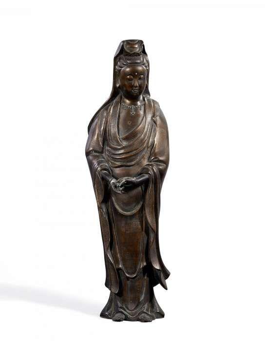 GUANYIN. China. 17. Jh. oder später.  Bronze mit Silbereinlagen, dunkler Patina und Resten von schwarzem Lack. Schätzpreis: 	5.000 - 10.000 €