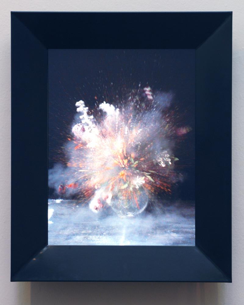 Ori Gersht, Standbild von Big Bang I, 2006  Film für LCD Flachbildschirm 72,4 x 59,7 cm Farbe, Ton Dauer: 4 min., 23 sek., Hirshhorn Museum and Sculpture Garden, Washington, DC, Joseph H. Hirshhorn Purchase Fund, 2008 (08.17) © Ori Gersht. Foto: Lee Stalsworth, Hirshhorn Museum and Sculpture Garden, Washington, DC