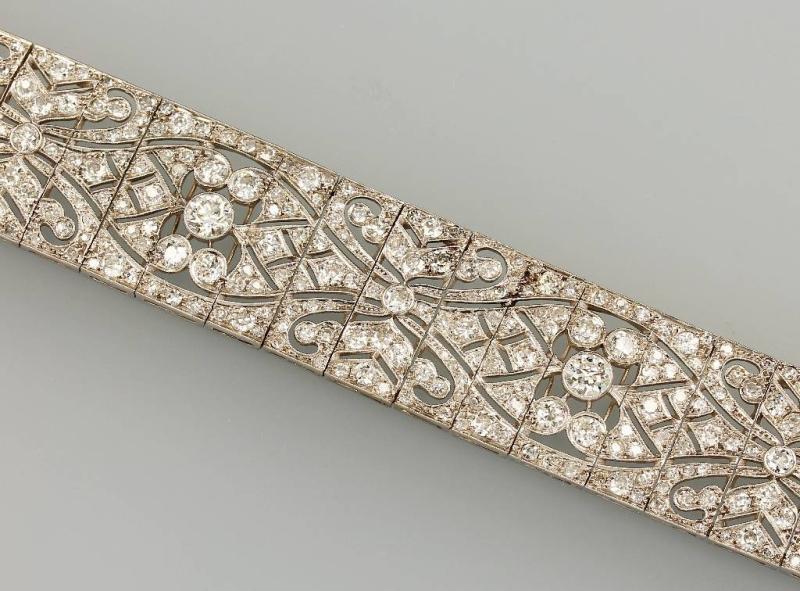 Kat.-Nr.: 11 00684           Art-Deco-Armband mit Diamanten,           Platin, Frankreich um 1920, Diaman-           ten zus. ca. 12.50 ct Weiß-l.get.           Weiß/si-p1, L. ca. 17 cm           Limit 12.900,- €