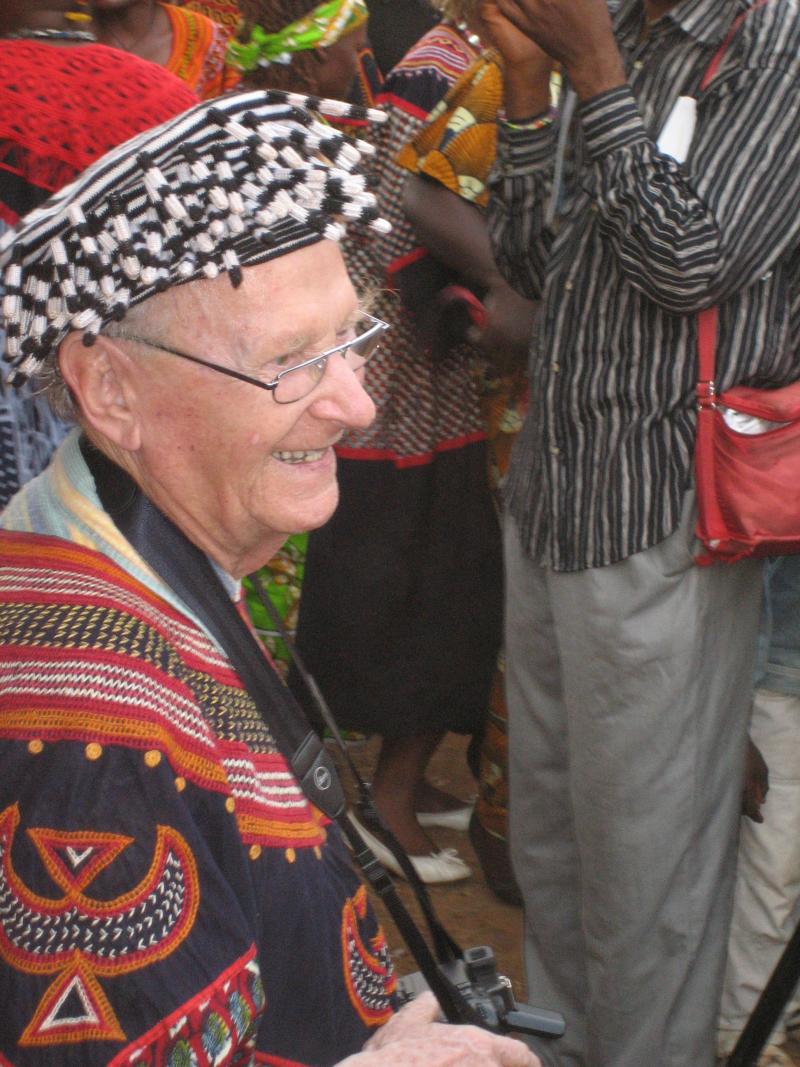 12 | 9089 ShuuFaay-Titel-Hut (ShuuFaay = Freund des Königs) mit symbolischen Stachelschweinsborsten Kunstfaser, Holz als Kern der Stachelschweinsborsten Ethnie: Banso Kumbo, Kamerun