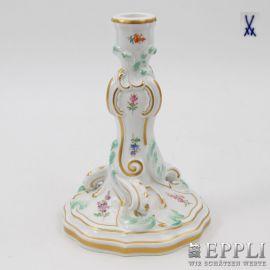 MEISSEN Kerzenleuchter, 20.Jh., 1.Wahl.  Leicht gewellter Stand, einflammig. Rocaillierter Schaft, polychrome Blumenstaffage und Zierveroldung. Unterglasurblaue Schwertermarke, Form-Nr. 53111, Alters- und Gebrauchsspuren, H. ca. 18 cm.  Aufrufnummer: 667 Aufrufpreis: 60 Euro