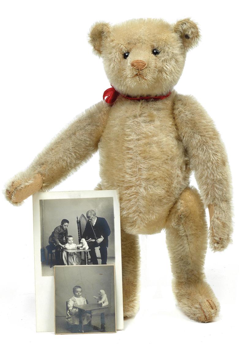 Nr. 162 Teddy mit frühem Steiff-Knopf, Schuhknopf-Augen, H. 30 cm, dazu zwei alte Fotos mit dem kleinen Besitzer Rufpreis € 500