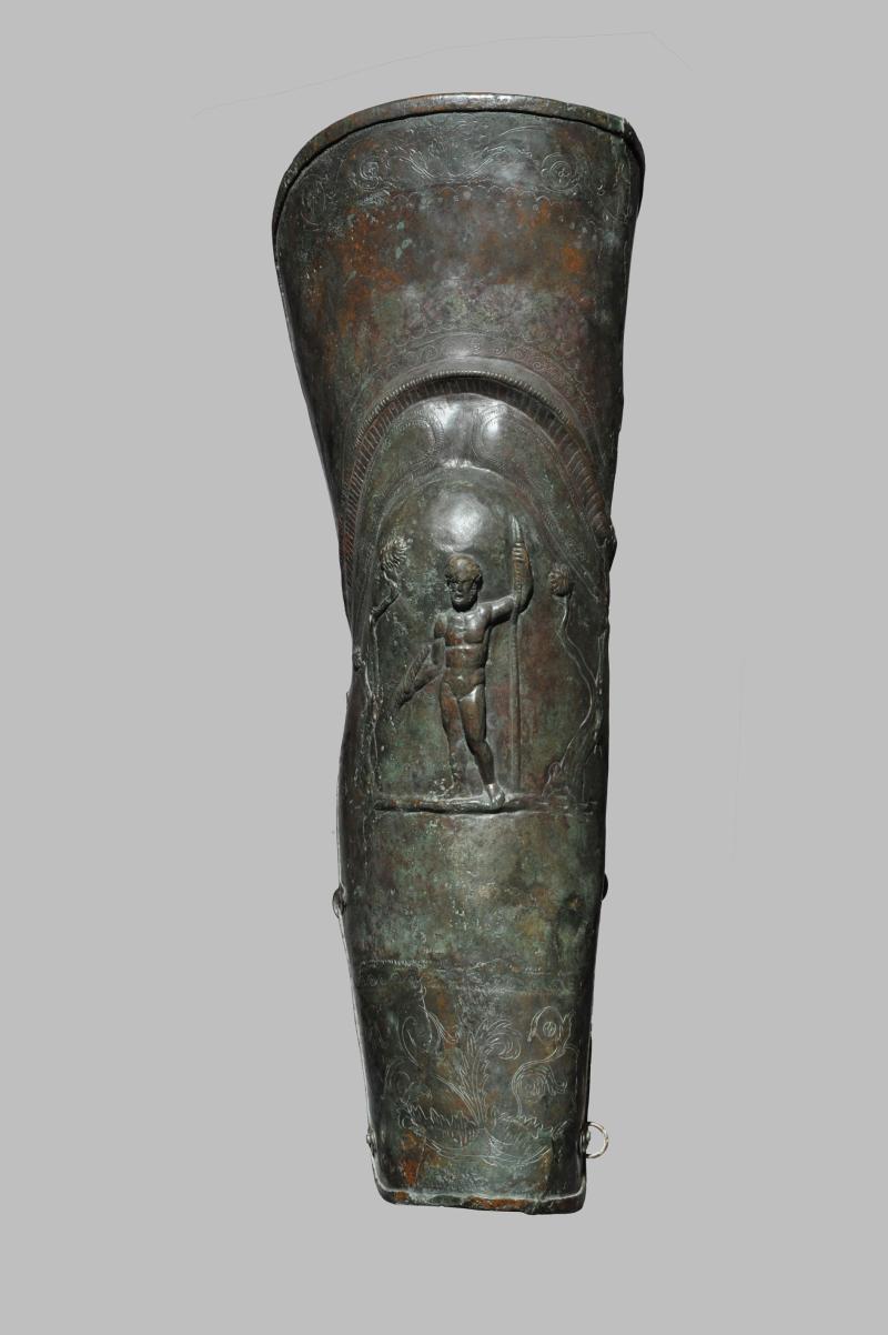 Diese mit Jupiter verzierte Beinschiene stammt aus einer Gladiatorenschule in Pompeji. Mit 2,2 kg ist sie recht schwer. Sie schützte auch das Knie und wird deshalb zur typischen Ausstattung eines thraex gehört haben (© Museo Archeologico Nazionale, Neapel).