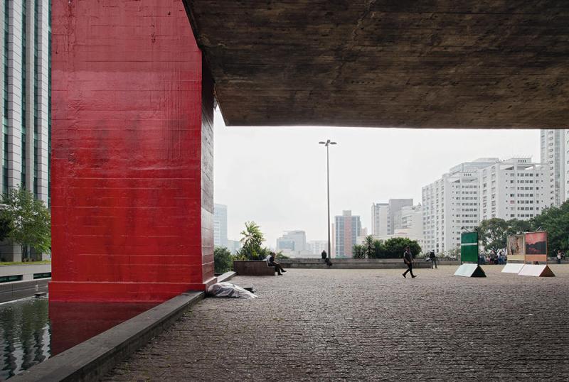 MASP – Museu de Arte de São Paulo, Überdachter Stadtraum unter dem Gebäude, Blick auf die Stadt, 1957-1968 © Foto: Markus Lanz, 2014