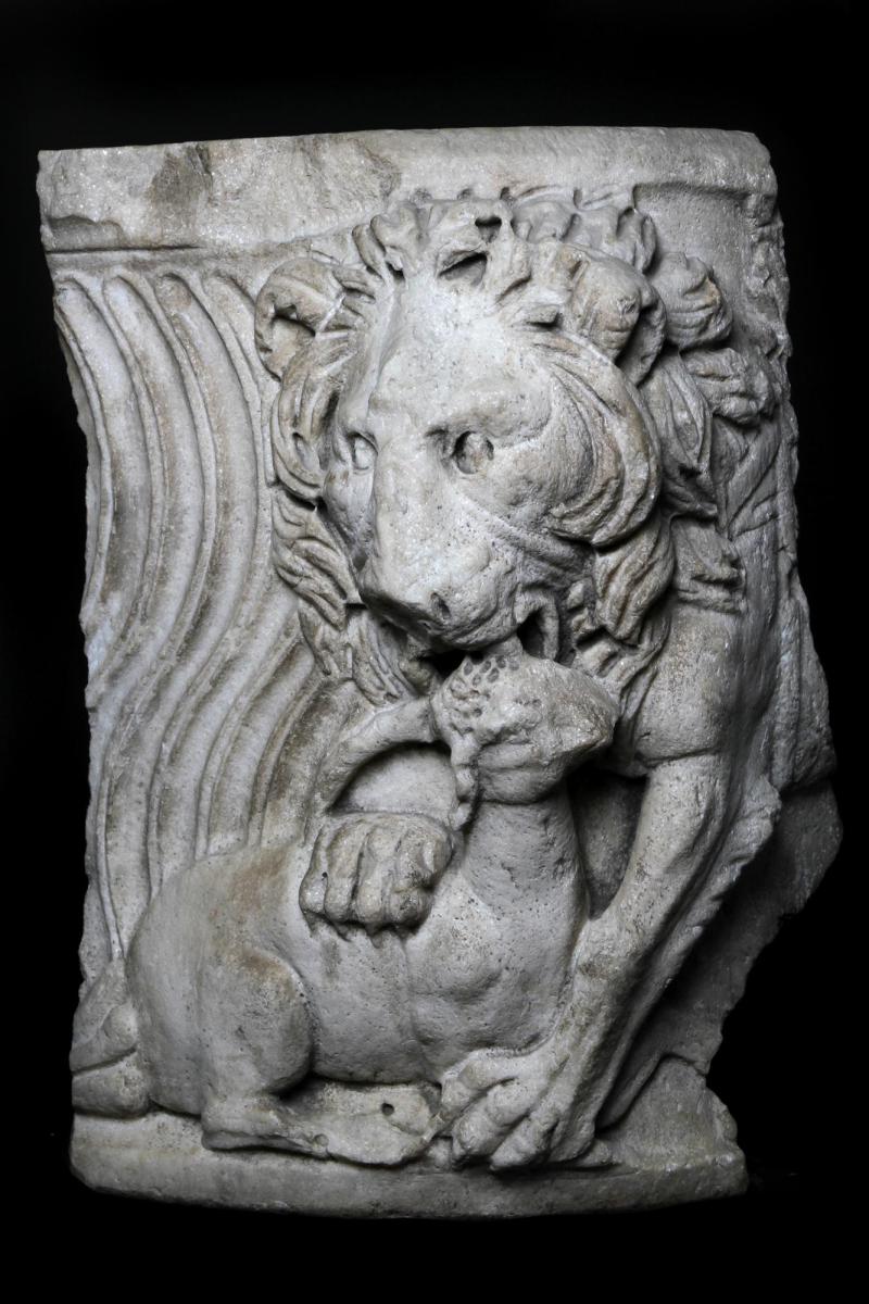 Galerie Chenel, Fragment of a Sarcophagus Roman, end of the 2nd century AD Marble H 67 x W 50 cm