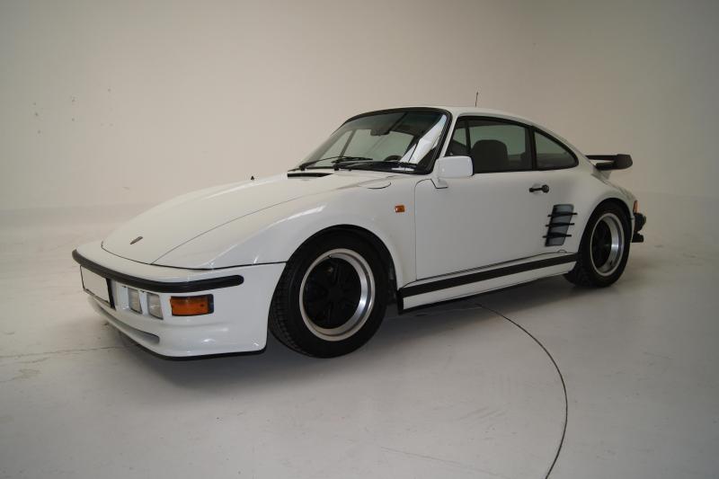 Lot 403 - Numéros concordants, deux propriétaires d'origine, Porsche 911 Type 930 Turbo « Flat Nose » coupé 1982