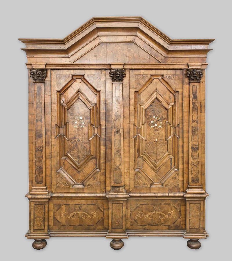 5000 Barockschrank Nussbaum und andere Hölzer furniert, 18 Limit 3.000,- EUR