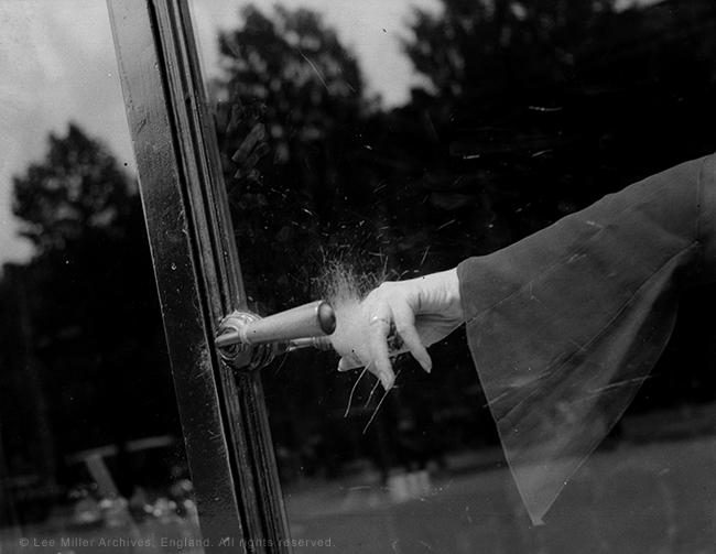 Lee Miller Exploding Hand, Paris, France, c. 1930 © Lee Miller Archives, England 2014. All rights reserved.