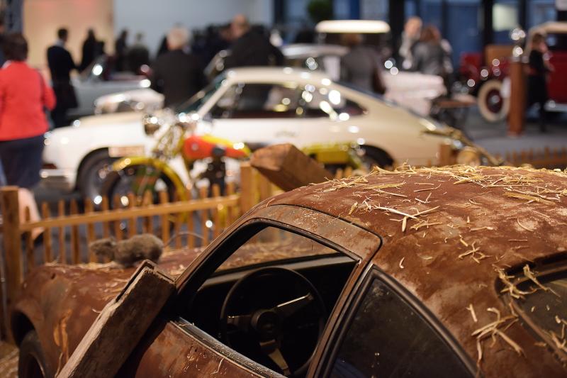 Vorne Rost, hinten blitzt der Porsche: Das Autohaus Voss zeigte auf den Kunst- und Antiquitäten-Tagen, wie aus einem Scheunenfund ein begehrter Klassiker wird. Foto: Peter Grewer