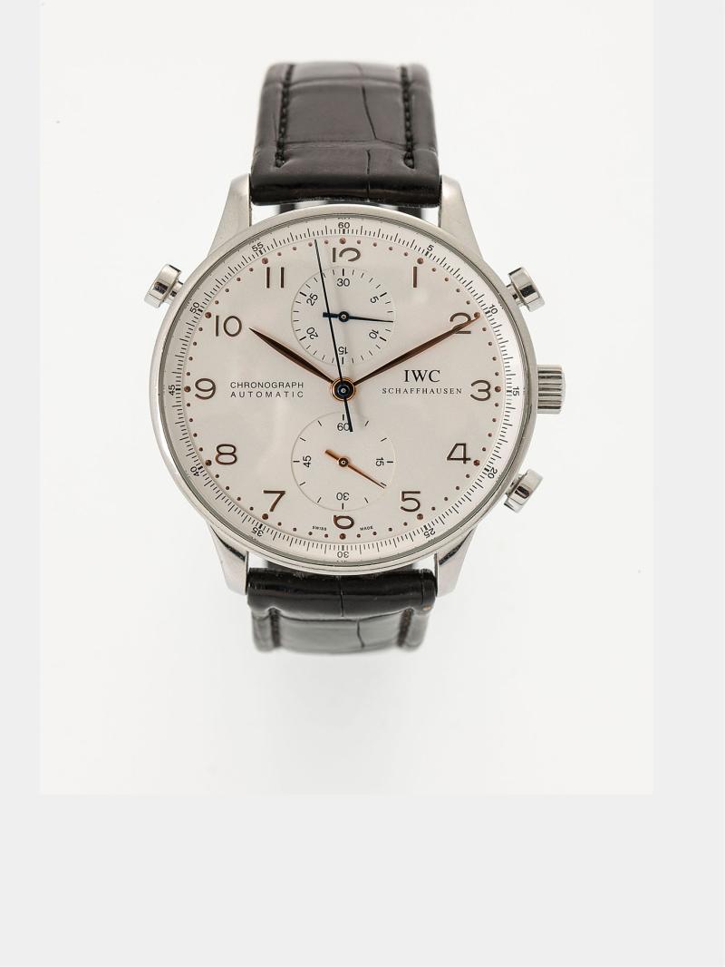 584 IWC Chronograph "Portugieser" Ref.: 3712. Rundes Edelstahlgehäuse, perlmuttfarbenes  Zifferblatt mit arabischen Ziffern, Stundenzeiger,  Minutenzeiger, Sekundenzeiger, Sekunden-Stoppzeiger,  Sekunden-Schleppzeiger (Rattrapante), Minutenzähler, Krone,  Start- und Stoppdrücker, Rückstelldrücker und Stoppdrücker für  Schleppzeiger-Rattrapante. Automatik (intakt). Lederband mit  originaler Faltschließe. % 4 cm. Dabei Originalkarton und  Papiere. (e6455001)	4 500,-- EURO