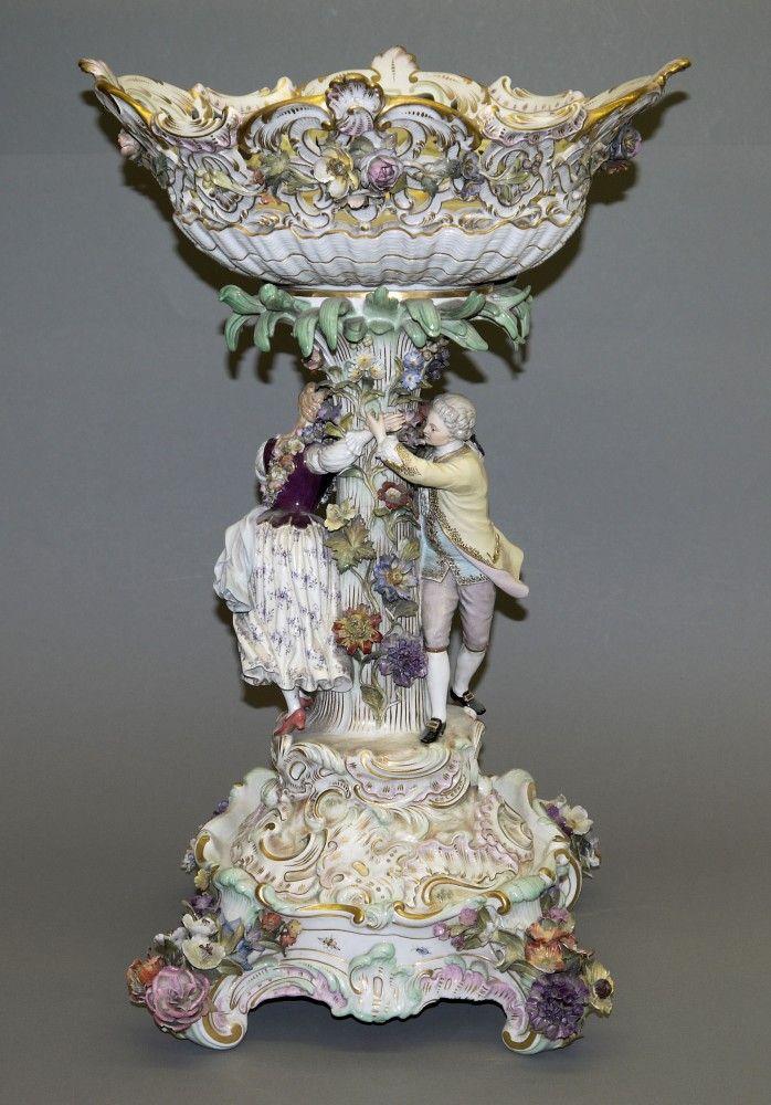 Figürlicher Porzellan-Tafelaufsatz mit Postament, Kgl. Meissen, um 1860-1900, 1. Wahl, Limit::	1.500 €