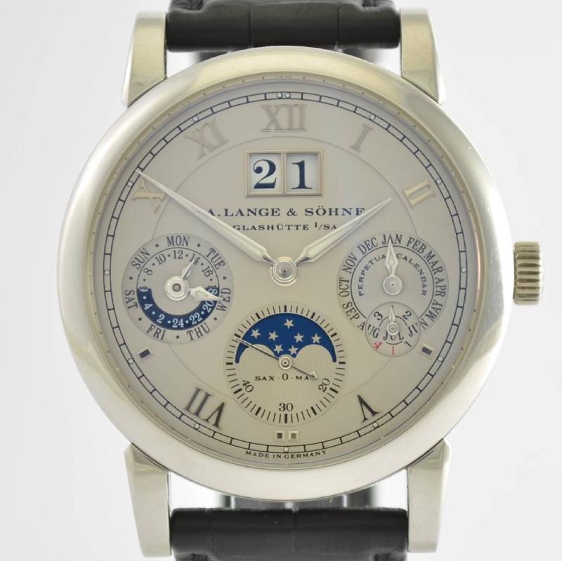 03 3237       39.000,- - 50.000,- € A. LANGE & SÖHNE Sax-O-Mat astro- nomische Herrenarmbanduhr in Platin mit  ewigem Kalender, Automatik,  Ref. 310.025E/LS3102AP