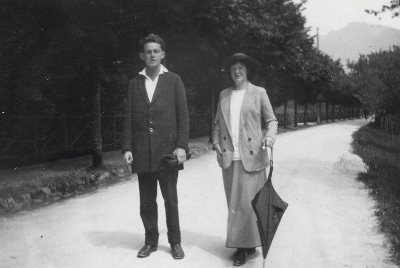 Egon Schiele und Wally Neuzil in Gmunden am Traunsee, aus dem Fotoalbum von Arthur Roessler, Juli 1913 © Wien Museum