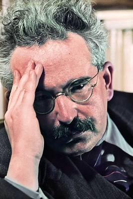 Walter Benjamin im „Studio des Amis des Livres“, Rue de l’Odéon, Paris, 1938 Digitaler Colorprint 2014 © IMEC, Fonds MCC, Vertrieb bpk / Photo Gisèle Freund