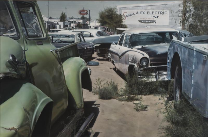 John Salt, "Albuquerque Wreck Yard (Sandia Auto Electric)", 1972, Öl auf Leinwand, 121,92 x 182,88 cm, Courtesy of Louis K. Meisel Gallery, New York