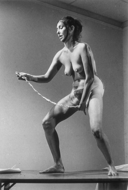 Carolee Schneemann Interior Scroll, 1975/1977 (Innere Schriftrolle) Silbergelatineabzug, Fotografie der Performance in East Hampton, NY, US, 29. August 1975 35,6 x 27,9 cm Auflage: 2/7, publiziert von Carolina Nitsch und Elisabeth Ross Wingate, N Courtesy Collezione La Gaia, Busca, Italy Foto: Anthony McCall © Carolee Schneemann, © Bildrecht, Wien, 2015