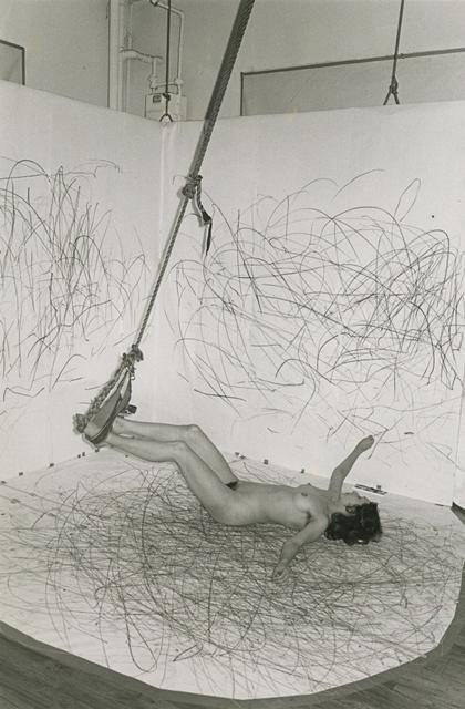 Carolee Schneemann Up to and Including Her Limits, 1973-1976 (Bis an ihre und einschließlich ihrer Grenzen) Performance Silbergelatineabzug, Fotografie der Performance in The Kitchen, New York, USA, 13.-14. Februar 1976 25,4 x 20,3 cm Courtesy C. Schneemann und P.P.O.W Gallery, New York, Foto: Alan Tannenbaum © Carolee Schneemann, © Bildrecht, Wien, 2015