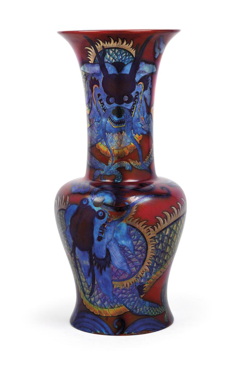 Seltene Vase mit chinesischen Drachen, Fa. Zsolnay, Pécs um 1900, Porzellan-Fayence mit farbiger Eosinglasur, Höhe 43 cm Schätzwert € 10.000 – 15.000