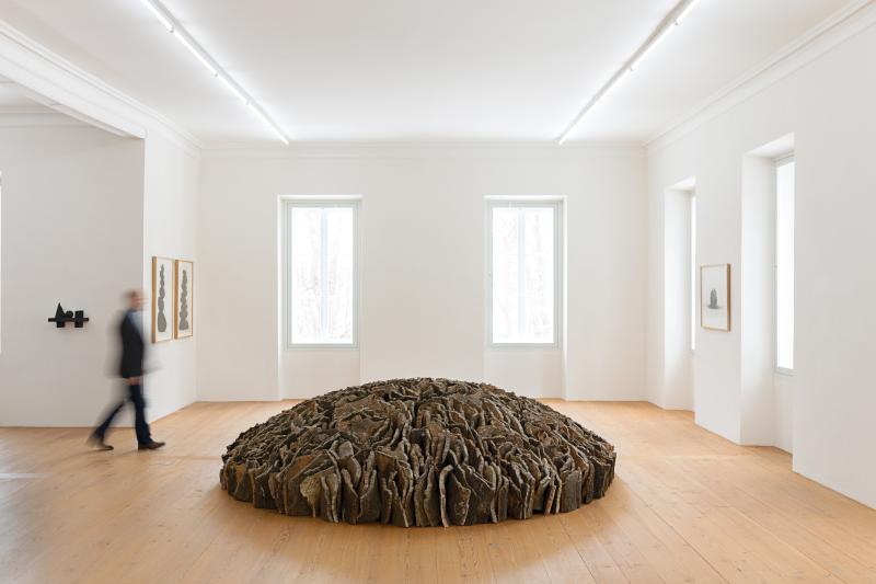 British Art+, David Nash, Weathered Cork Dome, 2015 verwitterter Cork, H 90 cm x Ø 350 cm  © VG Bild-Kunst, Bonn 2015 & Margit Biedermann Foundation