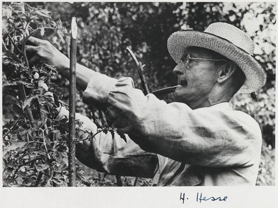 Hermann Hesse - 4 Portr&auml;tfotos mit Signatur. Dabei: 20 weitere Portr&auml;tkarten u. Abbildungen. 1930-40. + Bild vergrößern 960 HERMANN HESSE 4 Porträtfotos mit Signatur. Dabei: 20 weitere Porträtkarten u. Abbildungen. 1930-40. Schätzpreis: € 500