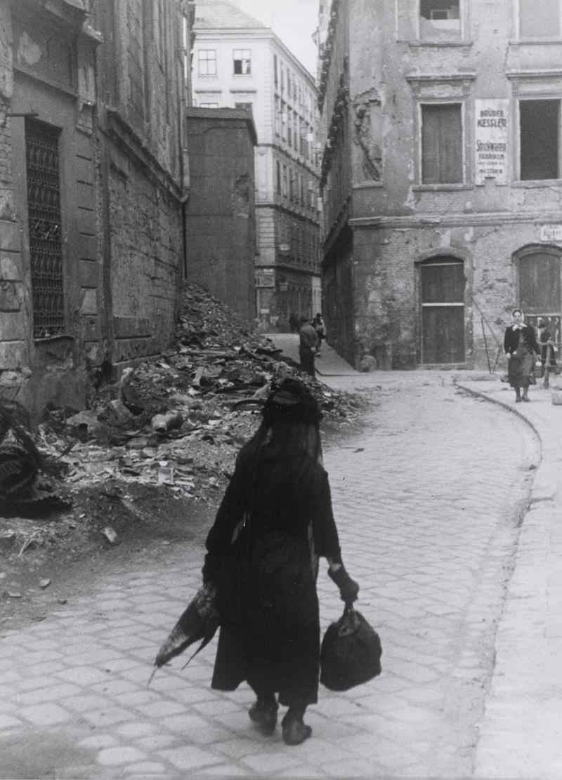 Abfallsammelnde Witwe in Wien Foto: Otto R. Croy Wien, 1945