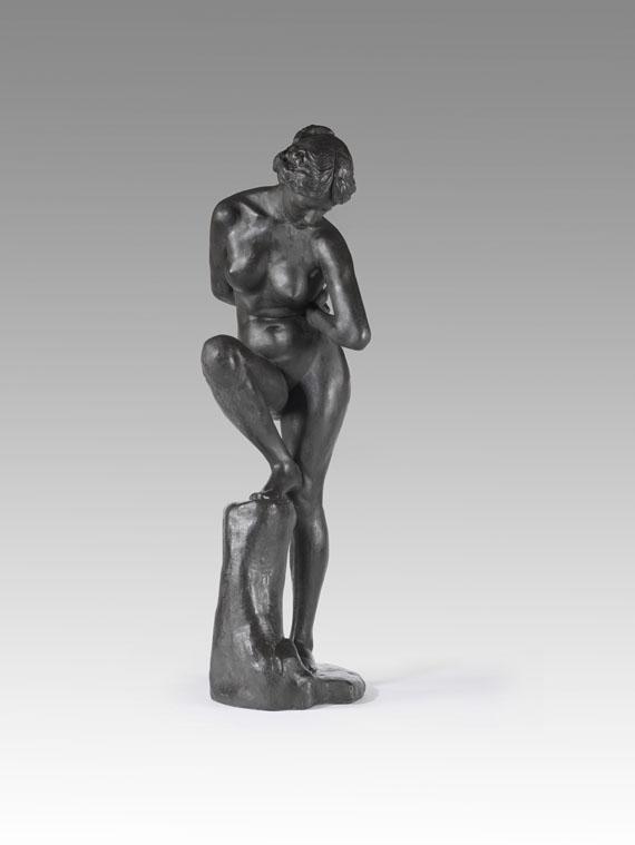 335 MAX KLINGER Badendes Mädchen, sich im Wasser spiegelnd, Ca. 1896/97. Bronze Schätzpreis: € 30.000