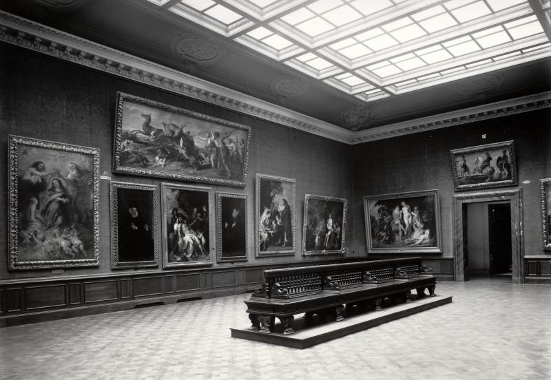 Rubenssaal im Kaiser-Friedrich-Museum (heutiger Raum 252 des Bode-Museums), 1926 mit Werken von Peter Paul Rubens und Anthonis van Dyck. Bis auf zwei Porträts von Van Dyck sind vermutlich alle hier zu sehenden Gemälde im Flakbunker Friedrichshain verbrannt. © Staatliche Museen zu Berlin, Skulpturensammlung und Museum für Byzantinische Kunst / Zentralarchiv SMB