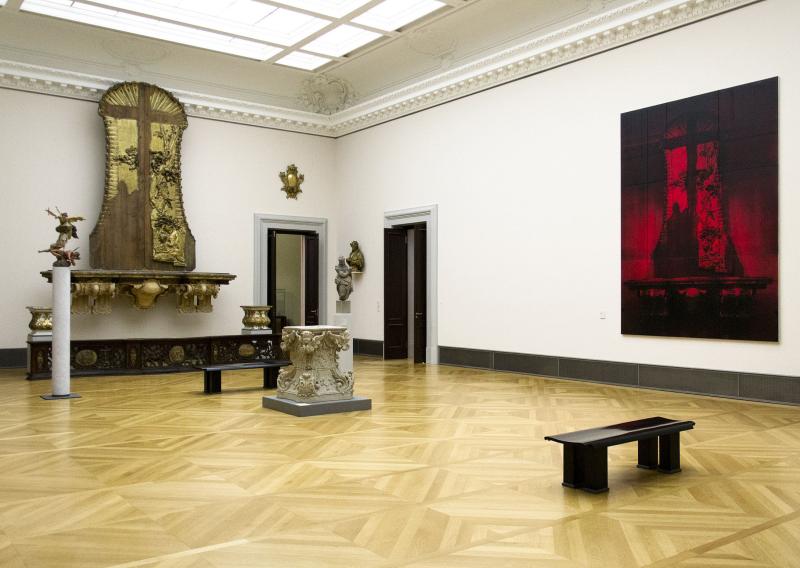 "Red Mannheim I" (2010) von Mark Alexander im Dialog mit der Quelle seiner Inspiration: dem im Zweiten Weltkrieg weitgehend zerstörten und nur als Fragment erhaltenen Mannheimer Hochaltar von Paul Egell (ca. 1740). © Staatliche Museen zu Berlin, Skulpturensammlung und Museum für Byzantinische Kunst / Fabian Fröhlich