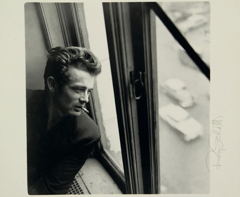 13 – Los 127 ROY SCHATT (1909–2002) ‘James Dean looking out the window’, New York 1954 Silbergelatine-Abzug, geprintet in den 1970er Jahren 20 x 19 cm Im Rand vom Fotografen signiert, rücks. Fotografenstempel € 1.800 / € 2.500-3000