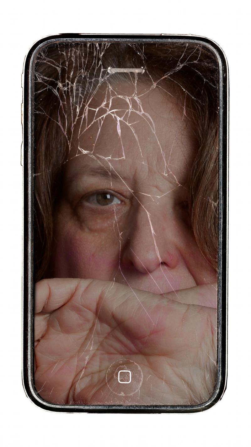 Lynn Hershman Leeson, iPhone Crack, 2010 Digitaldruck auf Hadernpapier, Foto: Lynn Hershman Leeson © Lynn Hershman Leeson