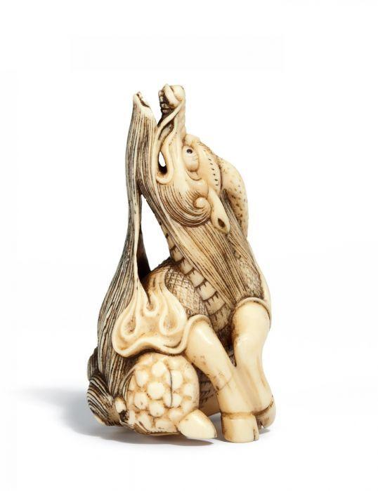 Netsuke. Kirin. Elfenbein 1. H. 19. Jh. Höhe: 5,9cm Ergebnis: 9.600 Euro