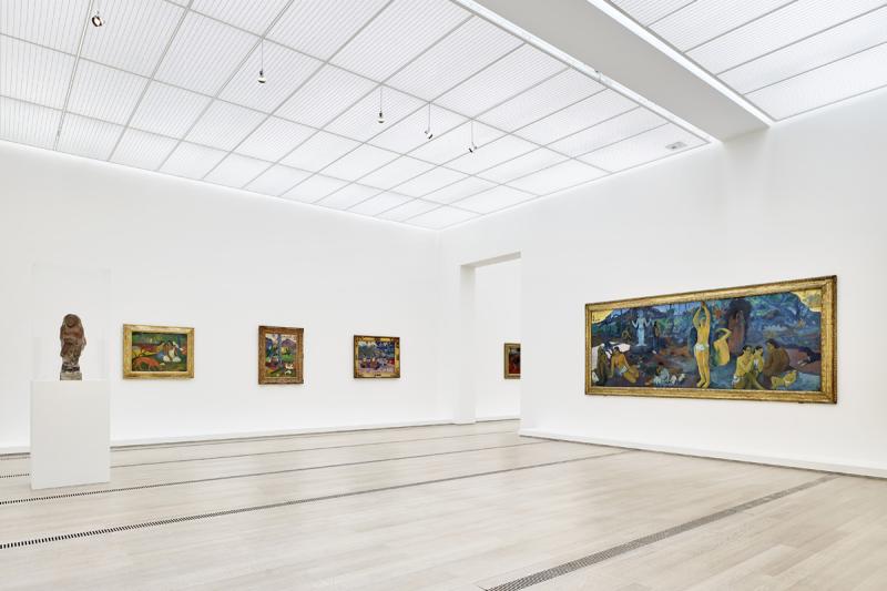 Installationsansicht der Ausstellung « Paul Gauguin », Fondation Beyeler, Riehen/Basel, 2015, mit den Werken: Oviri (Sauvage), 1894; Arearea (Joyeusetés (I)), 1892; Matamua (Autrefois), 1892; Nave nave moe (Délicieux mystère; Douces rêveries), 1894; D’où venons-nous? Que sommes-nous? Où allons-nous?, 1897/98