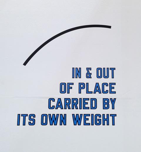 Lawrence Weiner In & Out of Place Carried by Its Own Weight, 2011 Sprache und Technik situativ Courtesy of Moved Pictures Archive, NYC & Mai 36, Galerie, Zürich © 2014 ProLitteris, Zürich