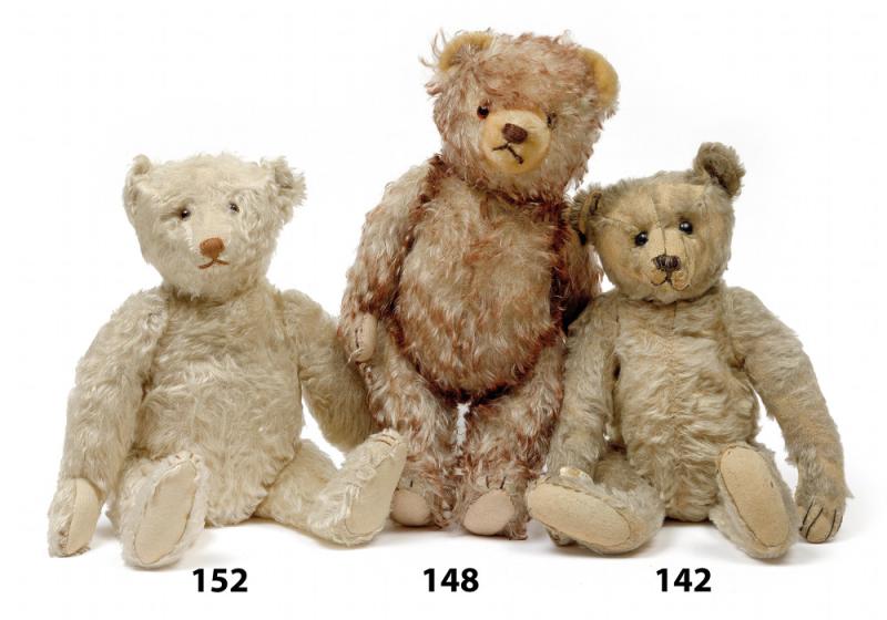 Nr. 152, 148, 142 Teddy von Steiff, früher Knopf mit langgezogenem Knopf und Resten der weißen Fahne, Höhe 40 cm Hermann Bär, Höhe 40 cm, Früher Steiff Teddy, früher Knopf mit langgezogenem F, Schuhknopfaugen, Höhe 26 cm Rufpreise € 900/190/500