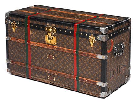 1395 Louis Vuitton Überseekoffer „Courrier Trunk“  Ca. 50 x 90 x 38 cm. Um 1950.  Schätzpreis: € 7.500 - 8.50