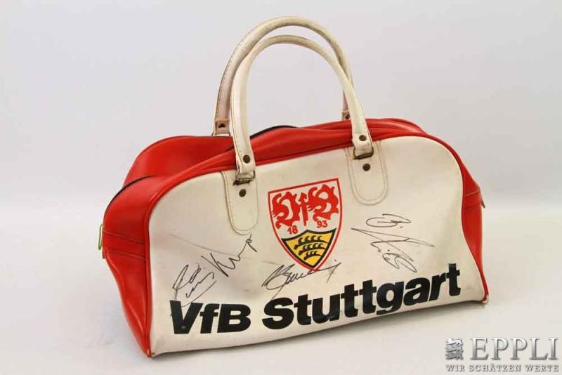 Sporttasche VfB Stuttgart mit 11 Spielerautogrammen, wohl Meistermannschaft 1983/84