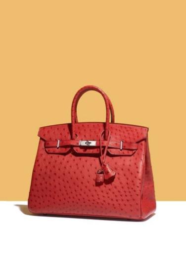 Hermès Tasche "Birkin", 2006, 35 cm. Straußenleder, rot.  Schätzpreis: 10 000 – 12 000 €  Foto © Artcurial