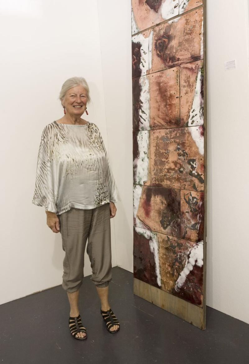 Hanny Frick vor einem Kunstwerk aus ihrer Sammlung (Copyright: Messe Dornbirn / Conny Hefel)