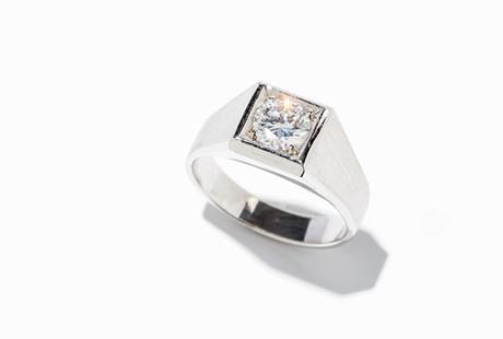 118 | Herrenring aus 18 Karat Weißgold mit einem Brillant von 1,25 Ct, Verkauft für 7.136,00 €