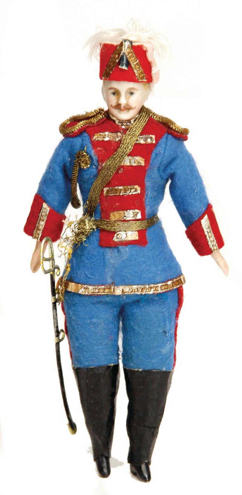 Puppenstuben-Puppe, Soldat, H: 16 cm, Biskuit-Brustblatt-Kopf, gemalte Augen, anmodellierter Schnurrbad, Biskuit -Arme und -Beine, Stoffkörper, Orig.- Kleidung, mit Zinnsäbel, Limit 180 ,- Euro