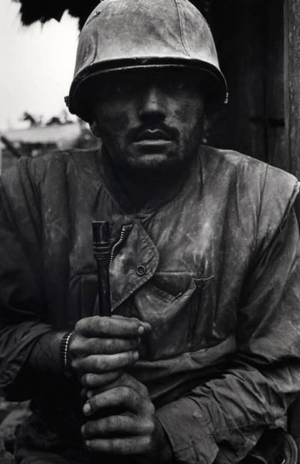 Don McCullin, US-Marinesoldat unter Granatenschock, Vietnam, Huê, 1968, Copyright: Don McCullin, courtesy Hamiltons Gallery, London